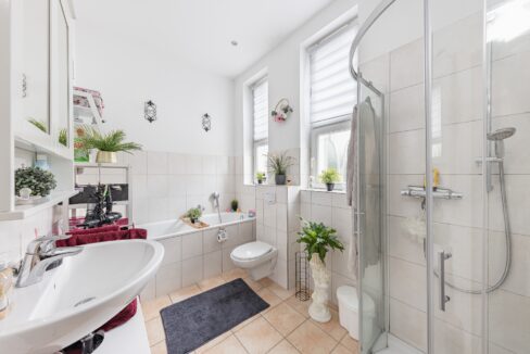 EG: modernes Tageslichtbad