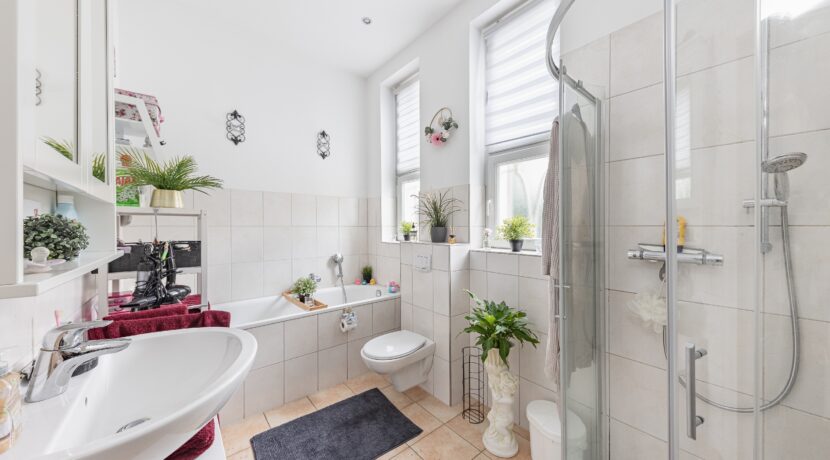 EG: modernes Tageslichtbad