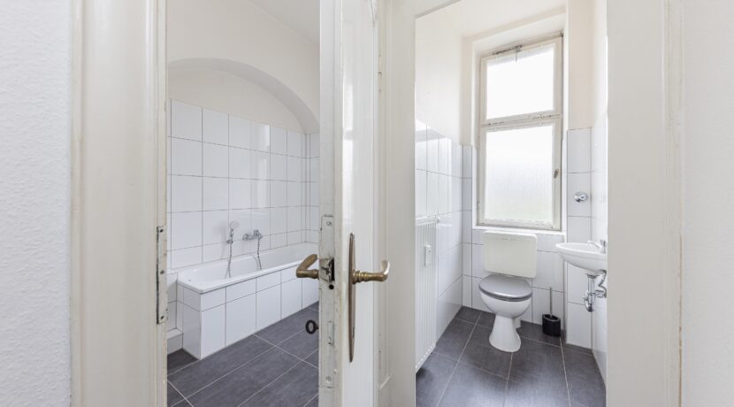 OG: Badezimmer mit separatem WC