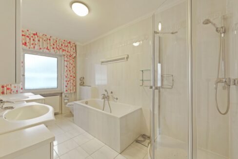 helles Dusch- und Wannenbad