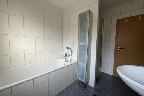 ... mit Wanne und Dusche