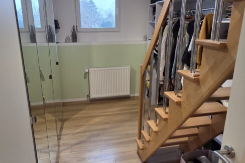 Ankleide/Treppe in den Spitzboden