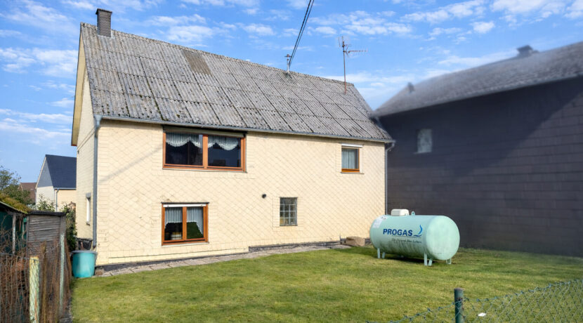 Hintere Gebäudeansicht mit Garten