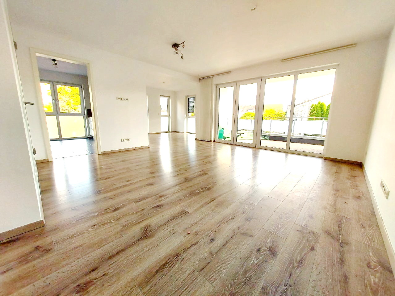 Ideal für 1-3 Personen! Lichtdurchflutete 3-Zimmer-Wohnung mit 2 Balkonen, Aufzug und TG-Stellplatz