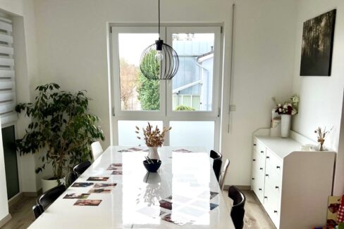 Blick ins Esszimmer, fotografiert von der Durchreiche der Küche