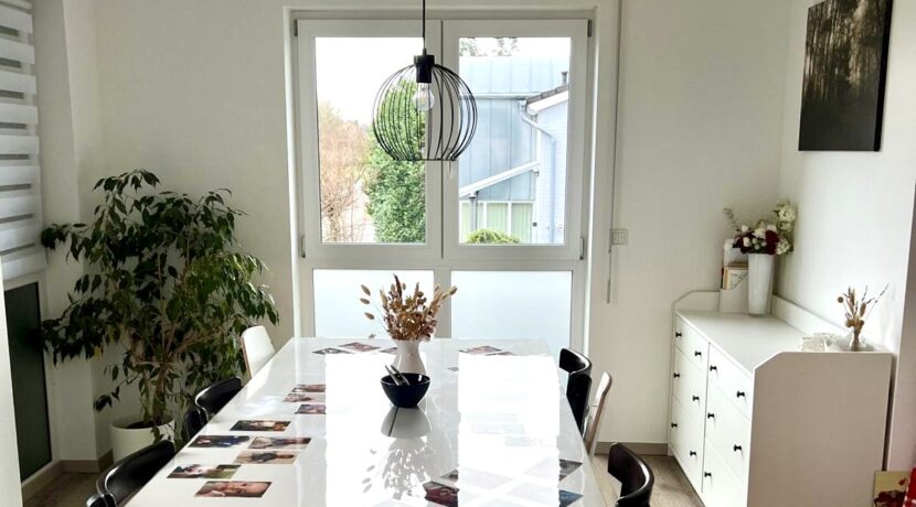 Blick ins Esszimmer, fotografiert von der Durchreiche der Küche