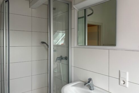 Badezimmer mit Dusche und Wanne