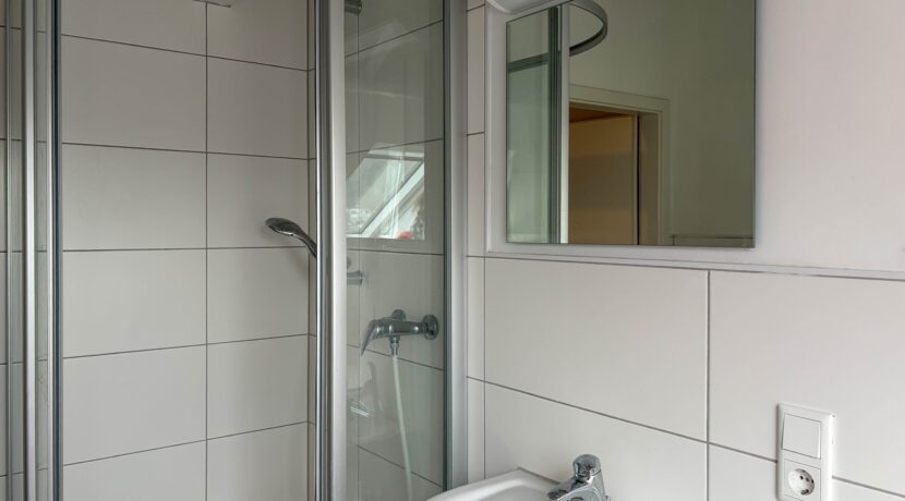 Badezimmer mit Dusche und Wanne