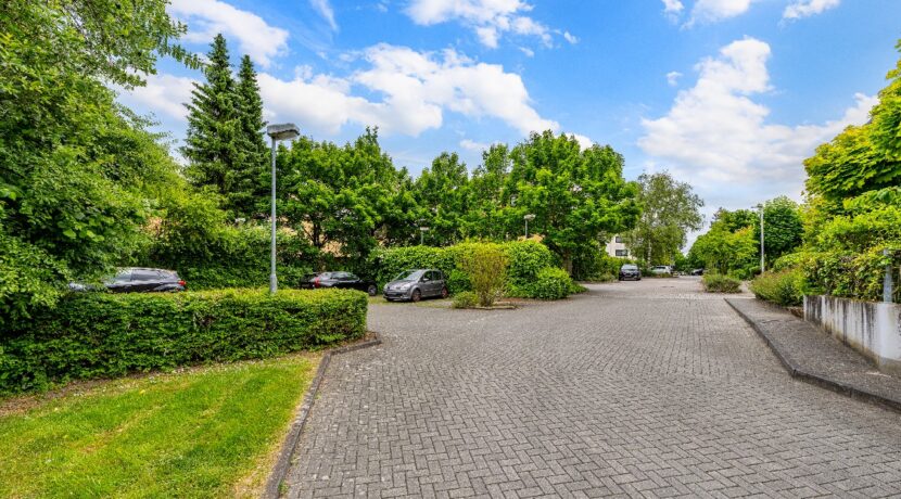 Parkplätze vor dem Haus