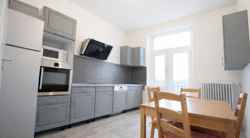 Küche mit Balkonzugang