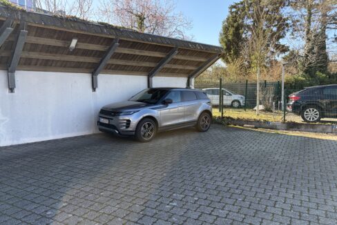 Teilüberdachter PKW-Stellplatz