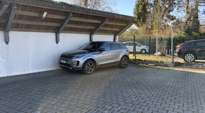 Teilüberdachter PKW-Stellplatz