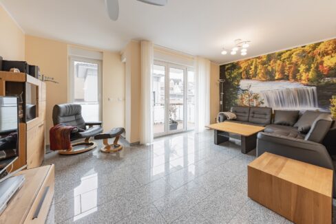 Wohnbereich mit Zugang zum Balkon