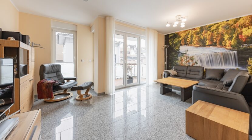 Wohnbereich mit Zugang zum Balkon