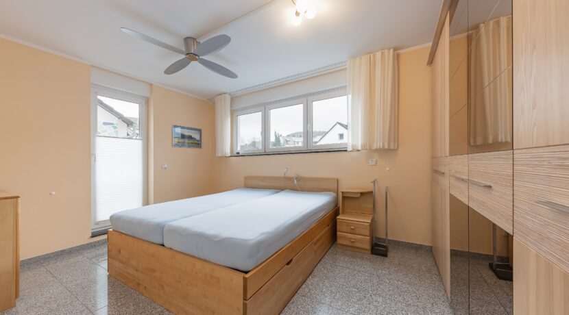 Schlafzimmer mit Zugang zur Terrasse