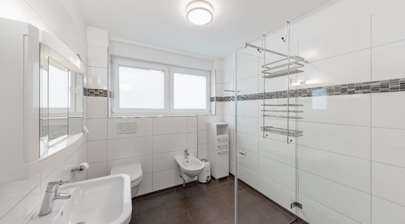 großes Badezimmer mit Dusche