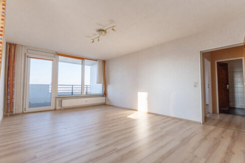 Das Wohn-/Esszimmer mit Blickrichtung Loggia