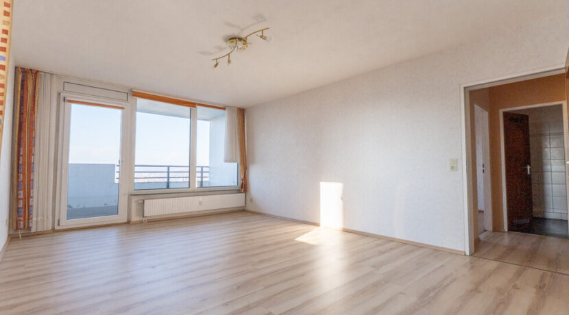 Das Wohn-/Esszimmer mit Blickrichtung Loggia