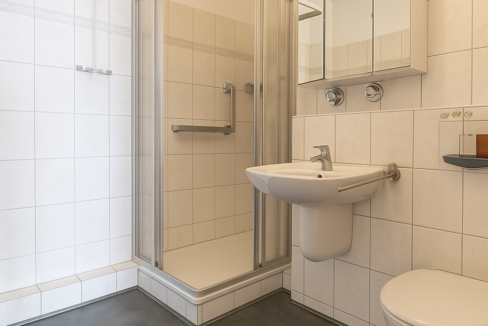 Das modern geflieste Duschbad