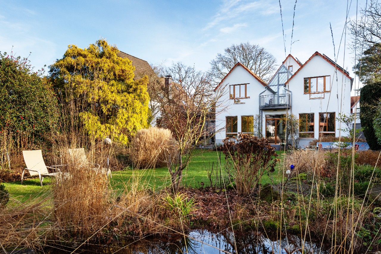 Mehrfach ausgezeichnete Architekturperle in Premiumlage der Waldsiedlung