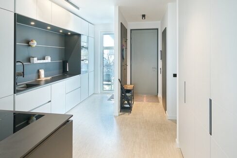 Blick zu Entrée und Küche