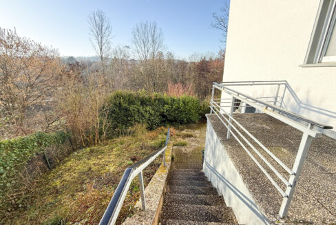 Zugang zum unteren Grundstücksbereich und Heizung
