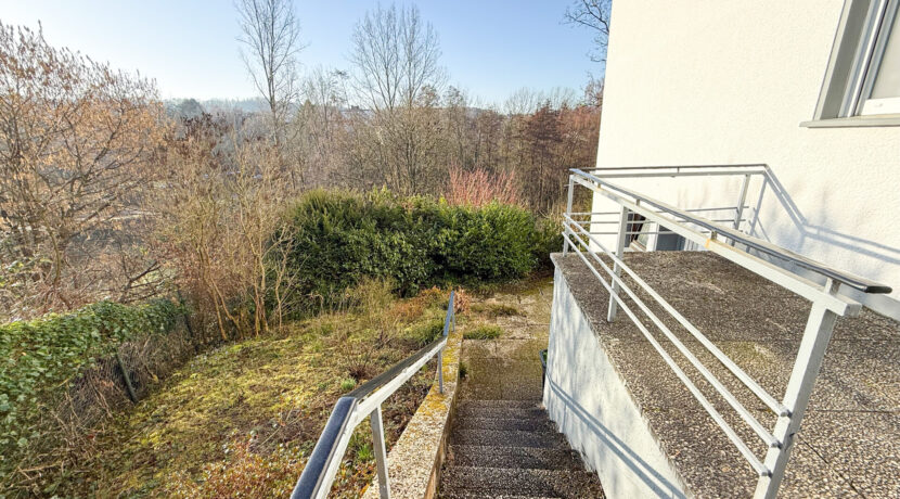 Zugang zum unteren Grundstücksbereich und Heizung