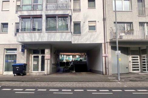 Gebäudeansicht mit Einfahrt