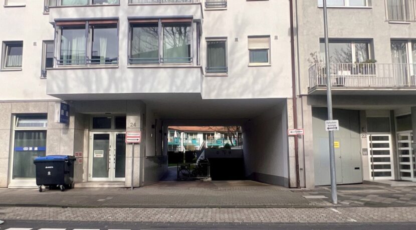 Gebäudeansicht mit Einfahrt