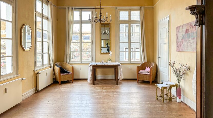 lichtdurchflutetes Zimmer