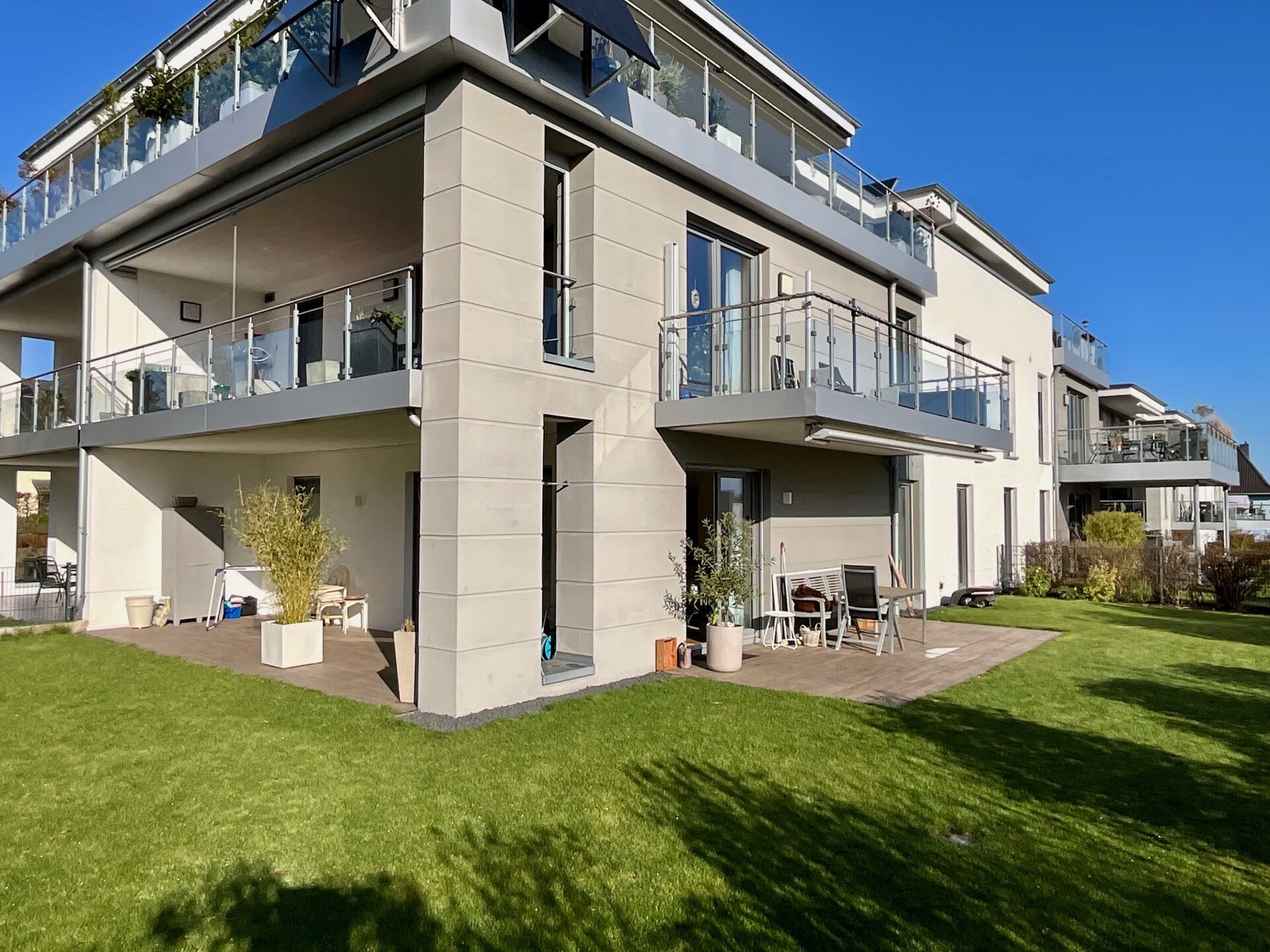 Moderne Neubauwohnung mit Loggia, Terrasse und Garten – inkl. TG-Stellplatz