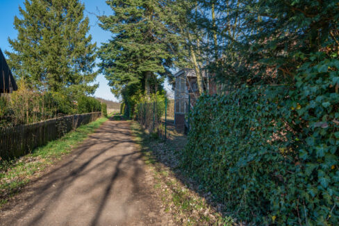 Weg direkt neben dem Grundstück