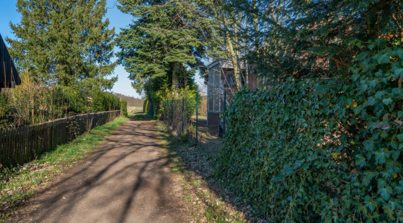 Weg direkt neben dem Grundstück