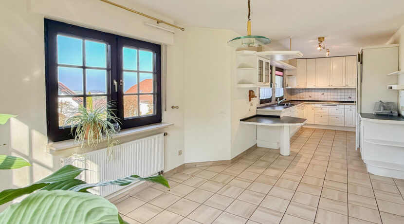 EG Blick vom Essbereich zur Küche