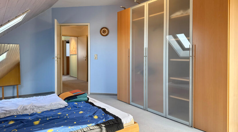 DG Schlafzimmer mit Balkon