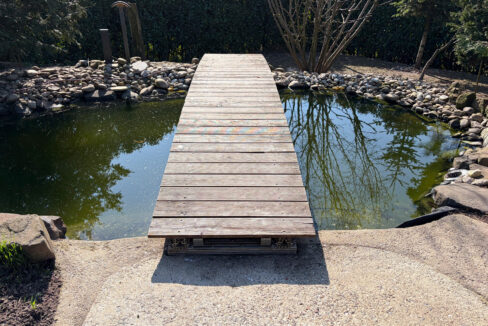 Naturteich mit Holzbrücke