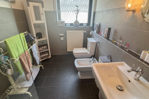 Tageslichtbad mit Wanne und Dusche