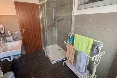 Tageslichtbad mit Wanne und Dusche