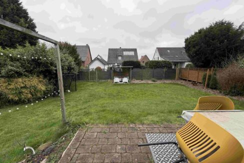 Blick von der Terrasse in den Garten