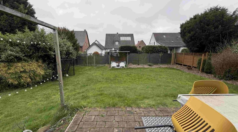 Blick von der Terrasse in den Garten