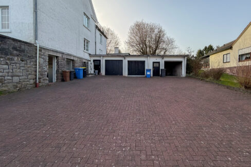 Garagen und Stellplätze