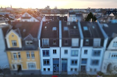 Straßenansicht mit Rhein und Stadtblick