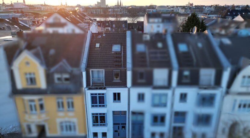 Straßenansicht mit Rhein und Stadtblick