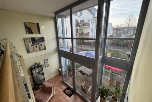 Galerie mit Blick in Wohnzimmer und Garten