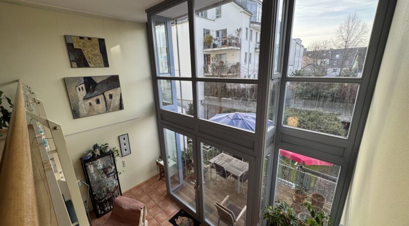 Galerie mit Blick in Wohnzimmer und Garten