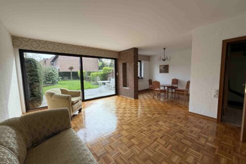 geräumiges Wohnzimmer...