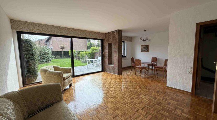 geräumiges Wohnzimmer...