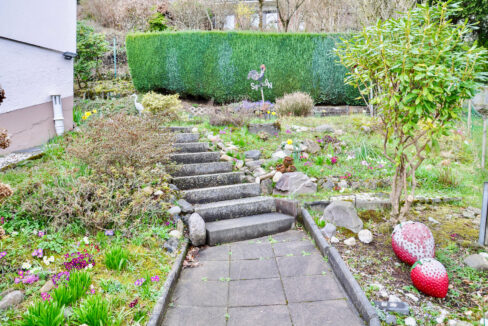 Aufgang neben dem Haus