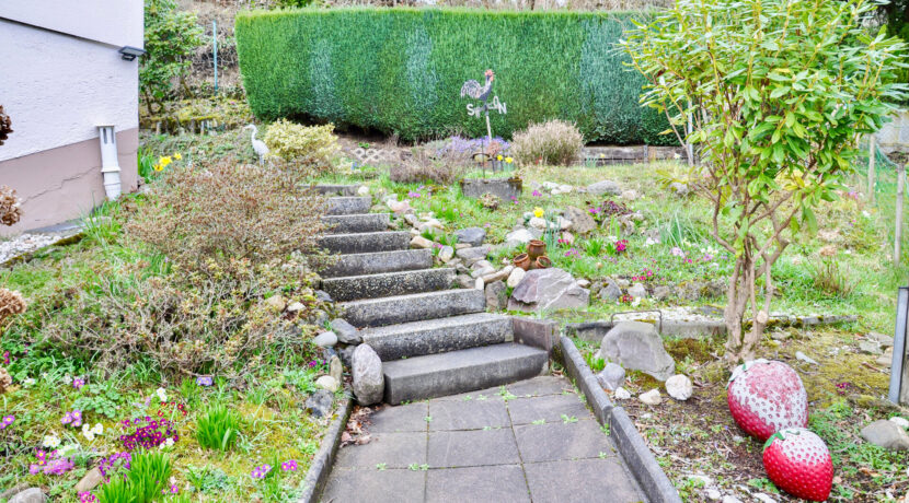 Aufgang neben dem Haus