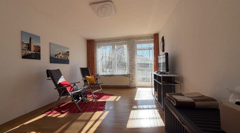 Wohnzimmer mit Balkonaustritt